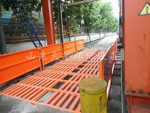 點擊查看詳細信息<br>標題：濟寧唐口煤礦4X12米煤礦專用洗車機 閱讀次數：2443